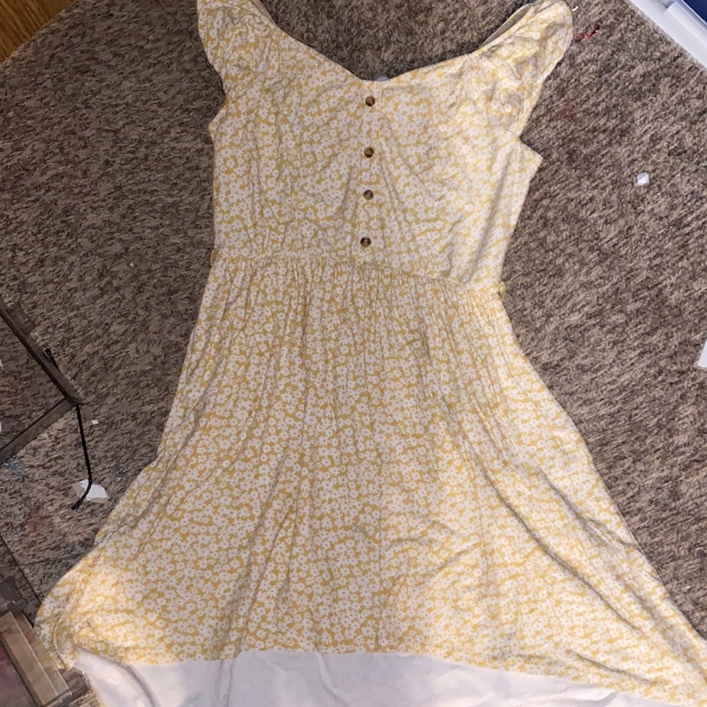 selling this floral dress it has scrunch sleeves